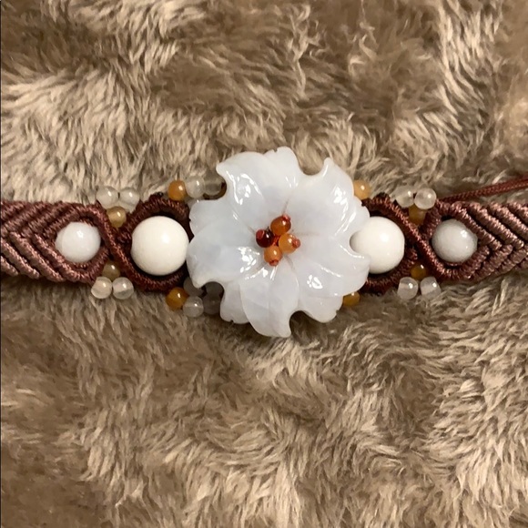 Brown braided bracelet with jade flower - Picture 2 of 4